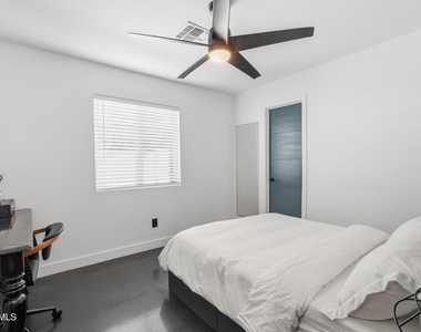 2812 N 71st Place - Photo Thumbnail 38