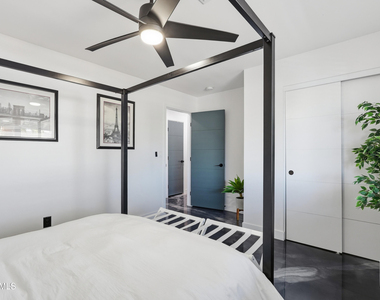 2812 N 71st Place - Photo Thumbnail 32
