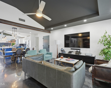 2812 N 71st Place - Photo Thumbnail 6
