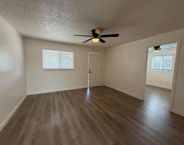 1027 E Dunlap Avenue - Photo Thumbnail 2