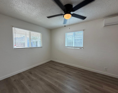 1027 E Dunlap Avenue - Photo Thumbnail 9