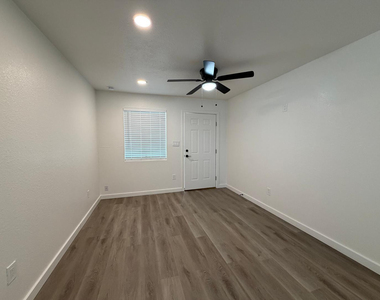 1027 E Dunlap Avenue - Photo Thumbnail 5