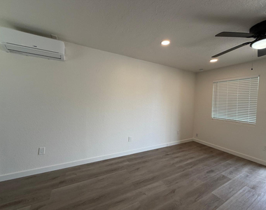 1027 E Dunlap Avenue - Photo Thumbnail 2