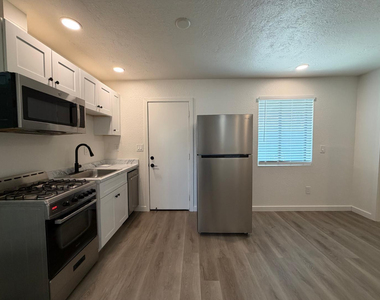 1027 E Dunlap Avenue - Photo Thumbnail 6