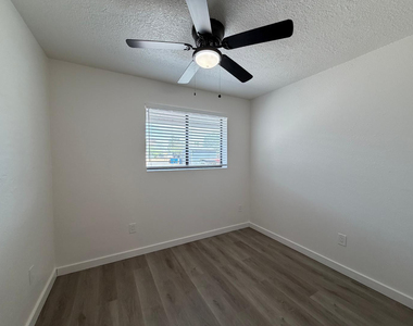 1027 E Dunlap Avenue - Photo Thumbnail 8