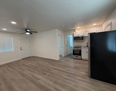1027 E Dunlap Avenue - Photo Thumbnail 7