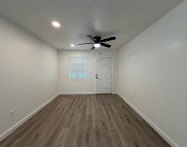 1027 E Dunlap Avenue - Photo Thumbnail 4