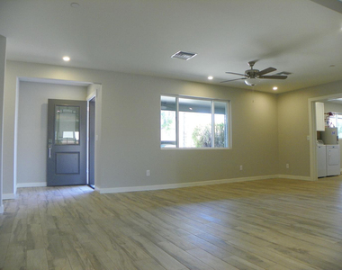 8337 E Meadowbrook Avenue - Photo Thumbnail 2