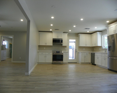 8337 E Meadowbrook Avenue - Photo Thumbnail 4