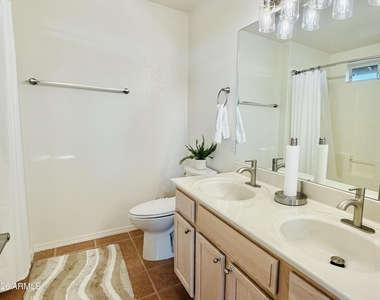 955 W Ensenada Lane - Photo Thumbnail 17