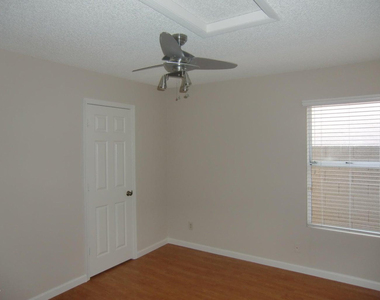3305 E Wildwood Drive - Photo Thumbnail 11
