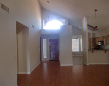 3305 E Wildwood Drive - Photo Thumbnail 2