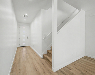 105 W Latona - Photo Thumbnail 5