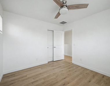 105 W Latona - Photo Thumbnail 26