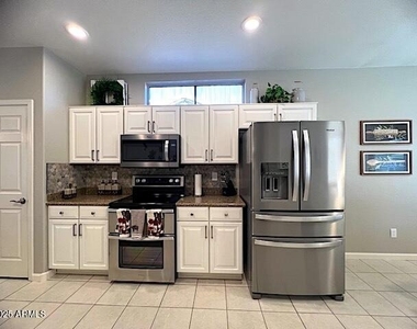 15628 W Hidden Creek Lane - Photo Thumbnail 6