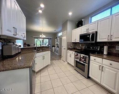 15628 W Hidden Creek Lane - Photo Thumbnail 5