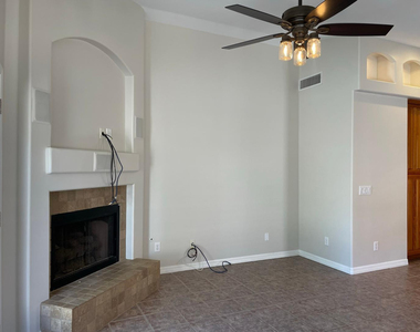 21611 N 48th Place - Photo Thumbnail 9