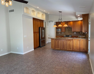 21611 N 48th Place - Photo Thumbnail 7