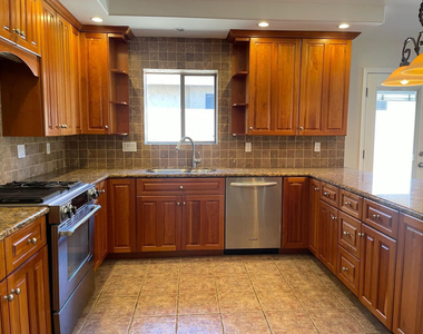 21611 N 48th Place - Photo Thumbnail 6