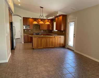 21611 N 48th Place - Photo Thumbnail 8