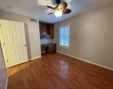 21611 N 48th Place - Photo Thumbnail 13