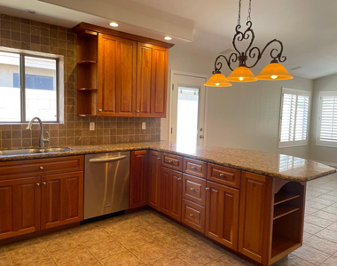 21611 N 48th Place - Photo Thumbnail 4