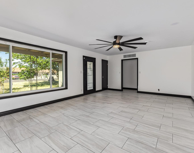 7733 N 60th Avenue - Photo Thumbnail 9