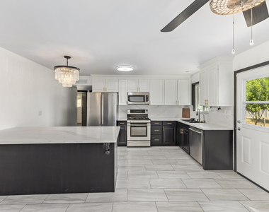 7733 N 60th Avenue - Photo Thumbnail 11