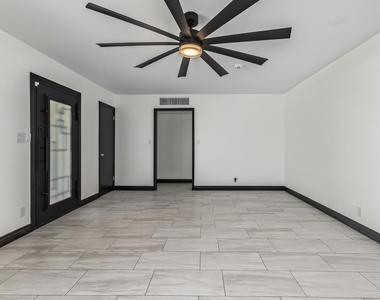 7733 N 60th Avenue - Photo Thumbnail 8