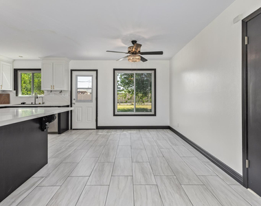 7733 N 60th Avenue - Photo Thumbnail 10