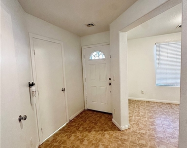 711 Iron Bridge Street - Photo Thumbnail 2