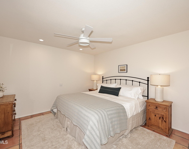 1725 E Staghorn Lane - Photo Thumbnail 12