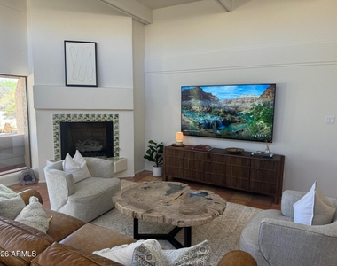1725 E Staghorn Lane - Photo Thumbnail 7