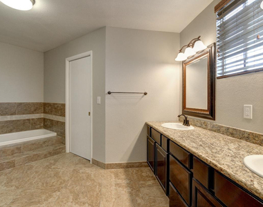 519 W 13th Street - Photo Thumbnail 8