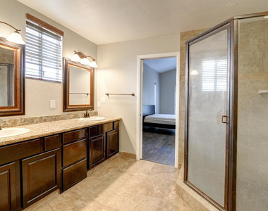 519 W 13th Street - Photo Thumbnail 7