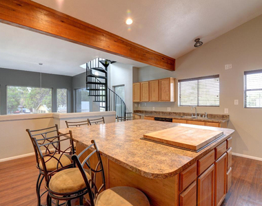 519 W 13th Street - Photo Thumbnail 3