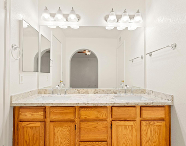 7309 W Canterbury Drive - Photo Thumbnail 12