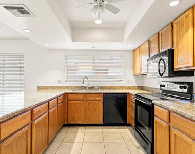 7309 W Canterbury Drive - Photo Thumbnail 10