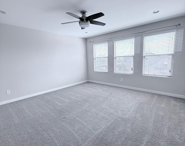 9519 W Fallen Leaf Lane - Photo Thumbnail 13