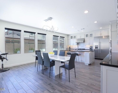 948 W Yosemite Drive - Photo Thumbnail 9