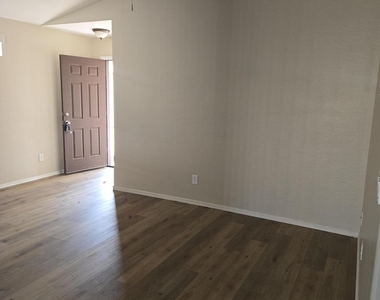 1410 S 107th Lane - Photo Thumbnail 4