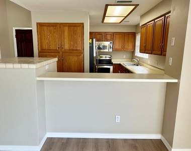 10015 E Mountain View Road - Photo Thumbnail 7