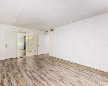 7950 E Camelback Road - Photo Thumbnail 10