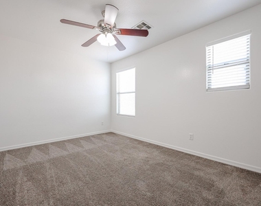 41298 W Parkhill Drive - Photo Thumbnail 21