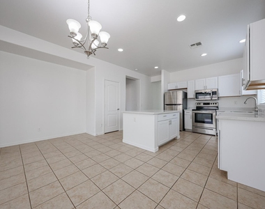 41298 W Parkhill Drive - Photo Thumbnail 15
