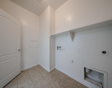 41298 W Parkhill Drive - Photo Thumbnail 6