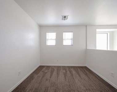 41298 W Parkhill Drive - Photo Thumbnail 14