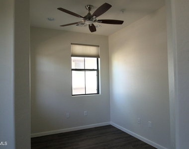 2090 S Dorsey Lane - Photo Thumbnail 6
