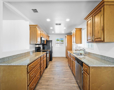 528 W 18th - Photo Thumbnail 6