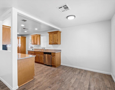 528 W 18th - Photo Thumbnail 4